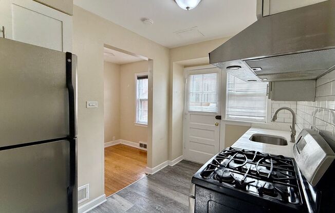 HOME SWEET HOME! 2 Bed / 1 Bath Townhome Available in Oak Park!