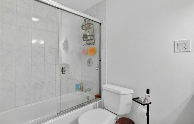 2 beds, 1 bath, 869 sqft, $4,000, Unit 51