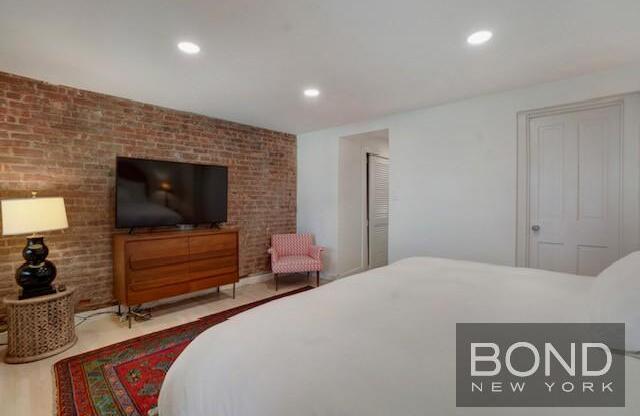233 E 18 ST