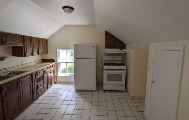 2 beds, 1 bath, 665 sqft, $850, Unit 832 Murphy 2