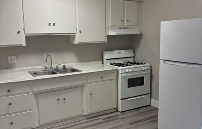 2 beds, 1 bath, 860 sqft, $2,100, Unit 10182D