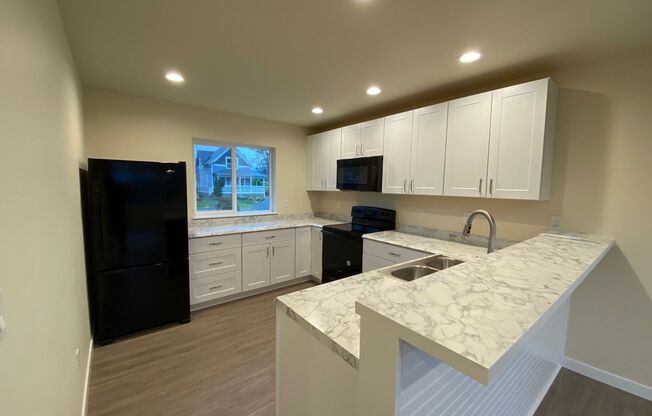 RENT SPECIAL! $1000 OFF OF FIRST MONTH! 5 Bed 3 Bath Home near WWU!