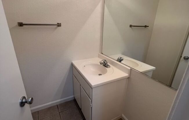 1 bed, 1 bath, 704 sqft, $1,395, Unit 14