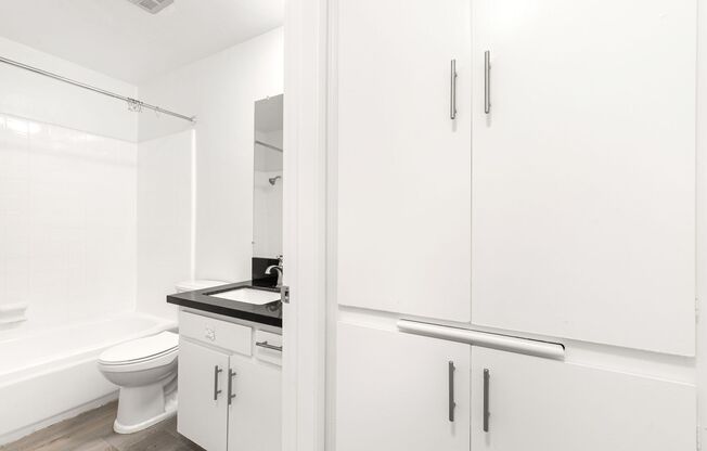 1 bed, 1 bath, 670 sqft, $2,300, Unit 220