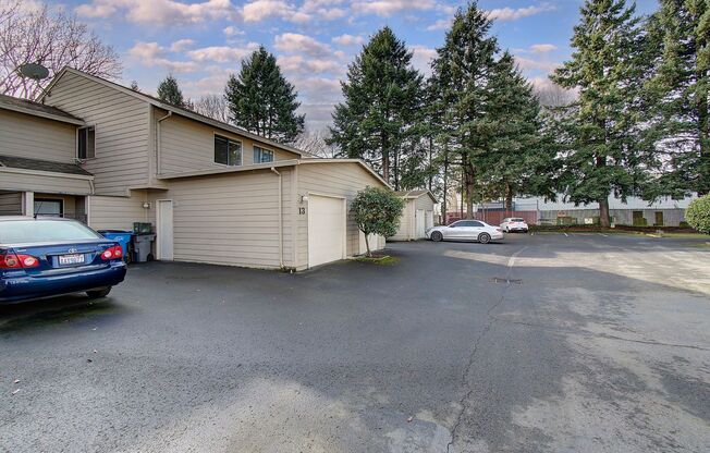 WELL MAINTAINED 2 BR, 2 BA TOWNHOME BY VAN MALL AREA!