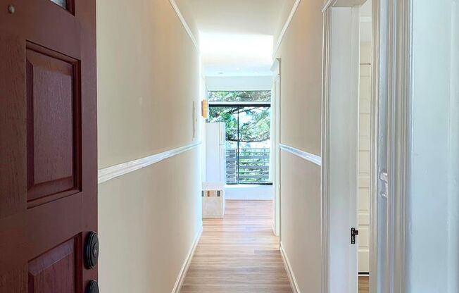 UPDATED BRIGHT 2BR/1BA Top Floor Noe Valley 29th/Noe East/West VIEWS