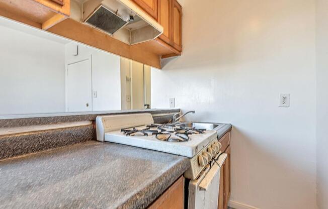 847 W 43 ST
