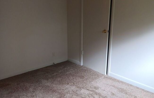 2 beds, 1 bath, 925 sqft, $1,085, Unit X07