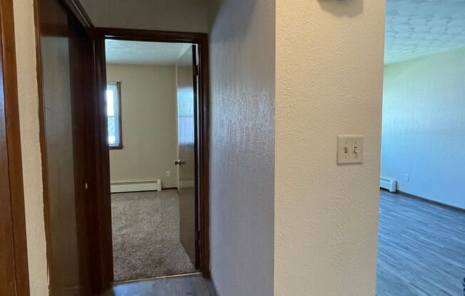 2 beds, 1 bath, $750, Unit 676-2