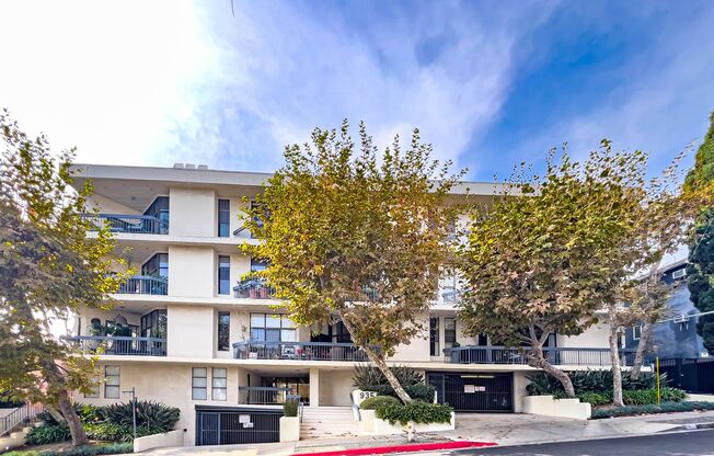 Luxurious 3BR Condo in the Heart of WEHO!
