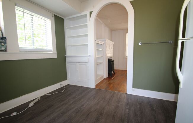 Simply the BEST! Adorable 1 Bedroom/1 Bath Located off Historic Camp Bowie! ((Covered Deck)) Minutes to Downtown Ft Worth ~