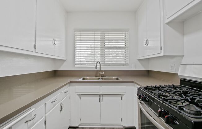 402 Montana Ave in Santa Monica - 4 blocks to the beach!