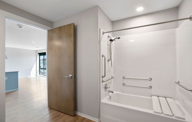2 beds, 1 bath, 848 sqft, $1,675, Unit 1410