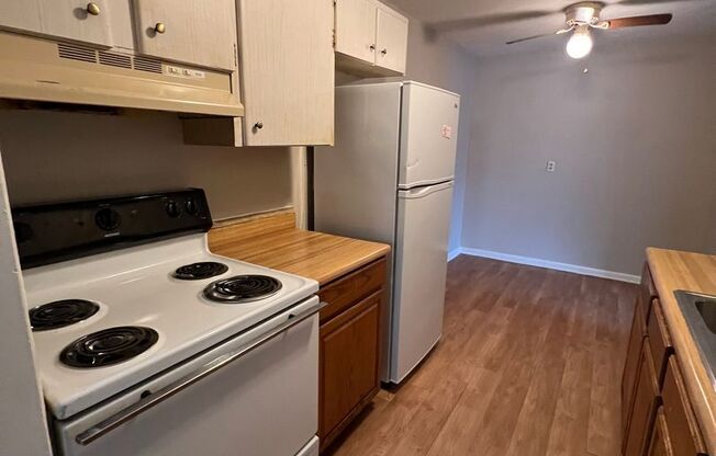 2 beds, 1 bath, 950 sqft, $700, Unit 16