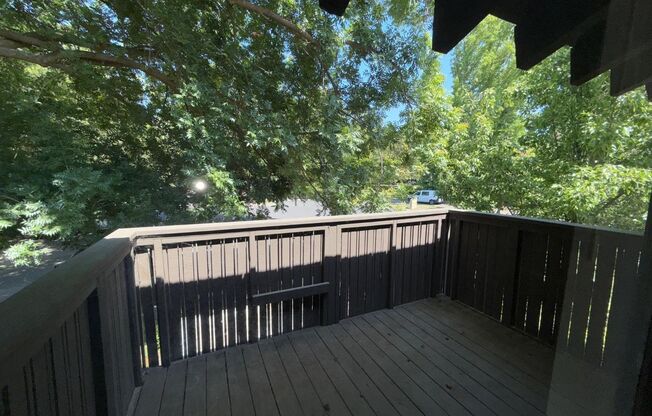 LOVELY, SPACIOUS UPSTAIRS CONDO!