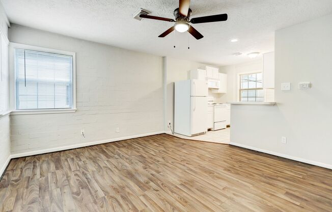 Studio, 1 bath, 400 sqft, $995, Unit 12