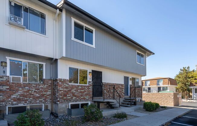 Stunning 3-Bed Townhouse with Modern Upgrades in Gated Reno Community