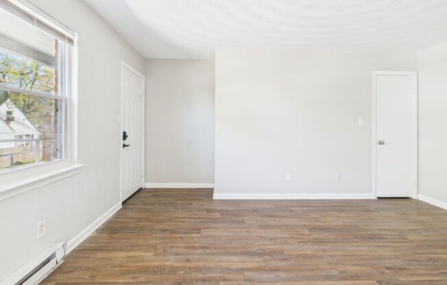 2 beds, 1 bath, $1,250, Unit 4