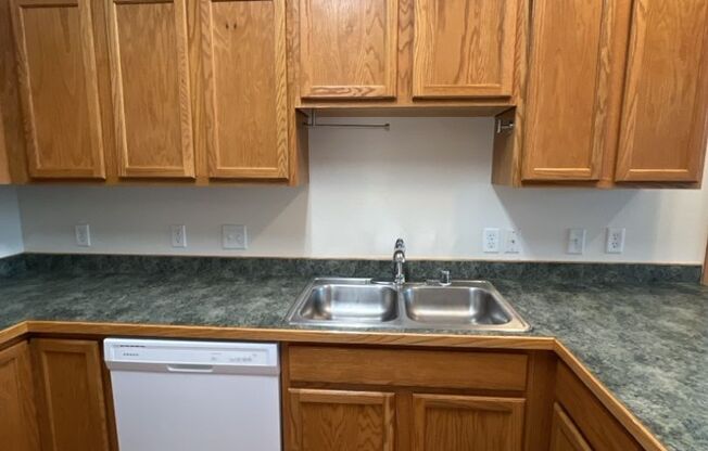 3 beds, 2 baths, 2,100 sqft, $1,995, Unit G