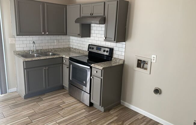 2 beds, 1 bath, $995, Unit 120 A