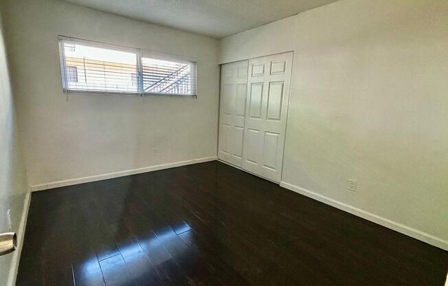 2 beds, 1 bath, $2,000, Unit E