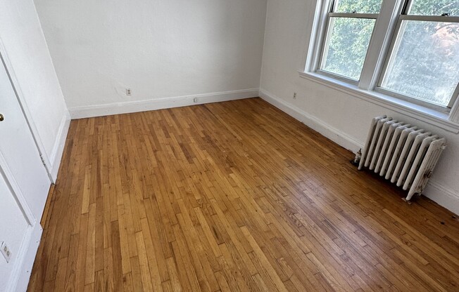 2 beds, 1 bath, $3,100, Unit 18