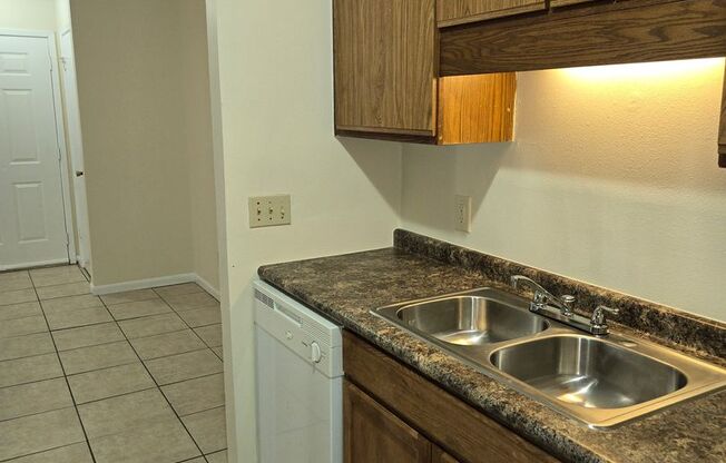 2 beds, 1 bath, $1,250, Unit Apt 25