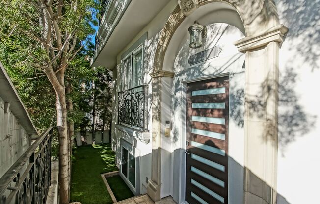 Remodeled, Bright & Spacious, 2400 Sq Ft Detached Townhome w/ Amazing Ocean Views in Private Community Close to Shopping, Greenbelt, King Harbor Marina, Downtown HB  & Just 1/2 Mile to Beach!