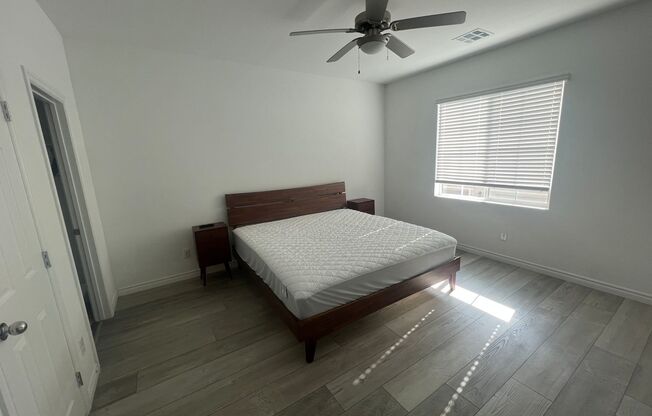 2 beds, 1 bath, $2,000, Unit UNIT # 72 20 72