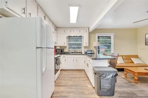 509 W 11 ST
