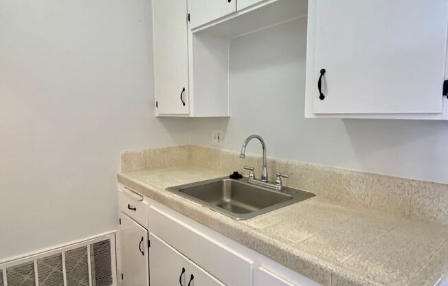 1 bed, 1 bath, 570 sqft, $1,595, Unit 12