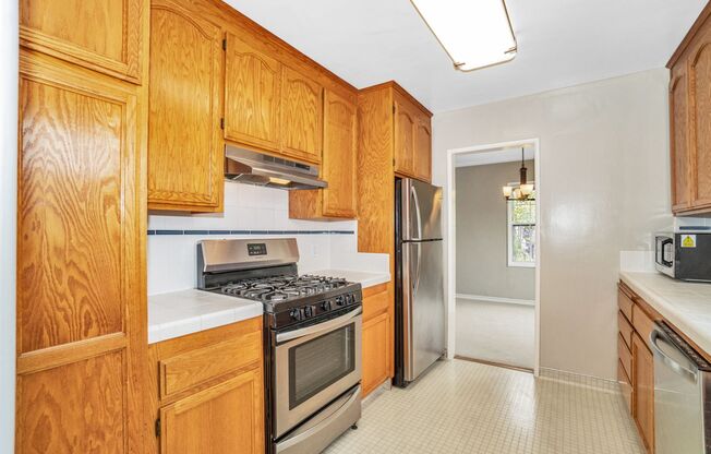 1 bed, 1 bath, $2,300, Unit 1157 Broadway #C - LU