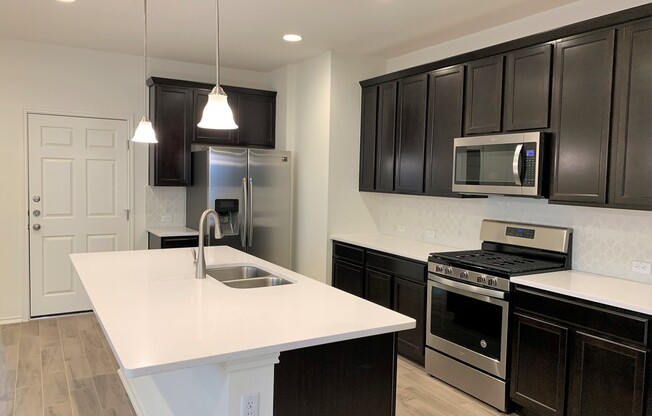 3 beds, 2.5 baths, $2,100