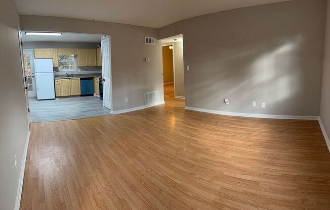 2 beds, 1 bath, $1,500, Unit B2