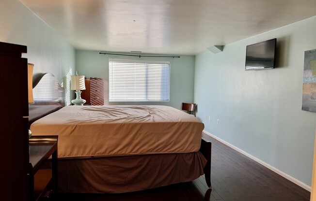 3 beds, 2 baths, 1,644 sqft, $4,600, Unit 711