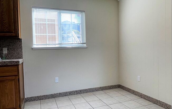 Beautiful 3 bedroom, 2 bathroom home in duplex with large deck for rent