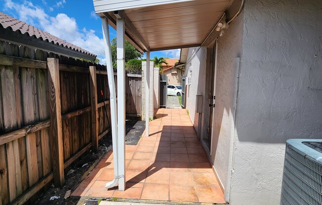 5571 SW 136 CT