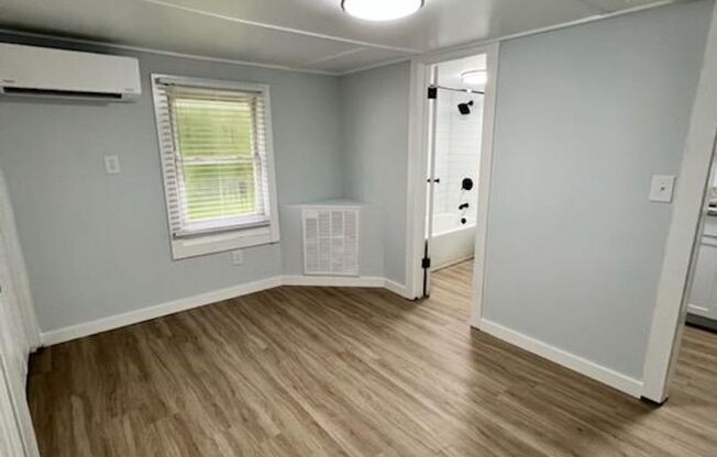 1 bed, 1 bath, 700 sqft, $1,100, Unit B