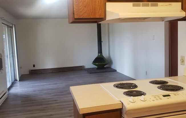 2 beds, 1 bath, 967 sqft, $1,345, Unit #12