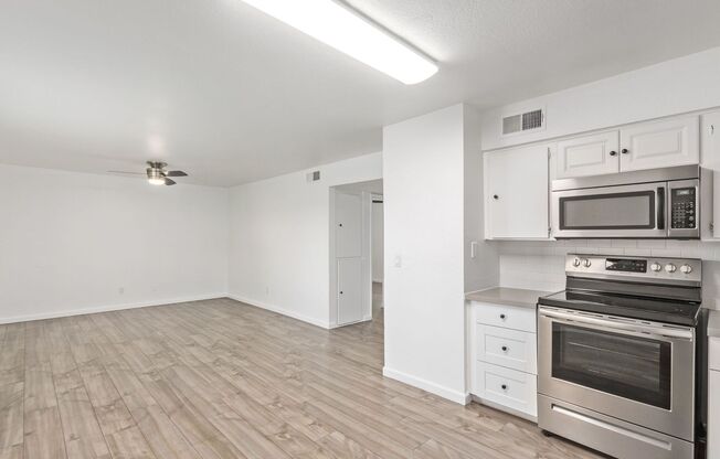 2 beds, 1 bath, 800 sqft, $1,325, Unit 205