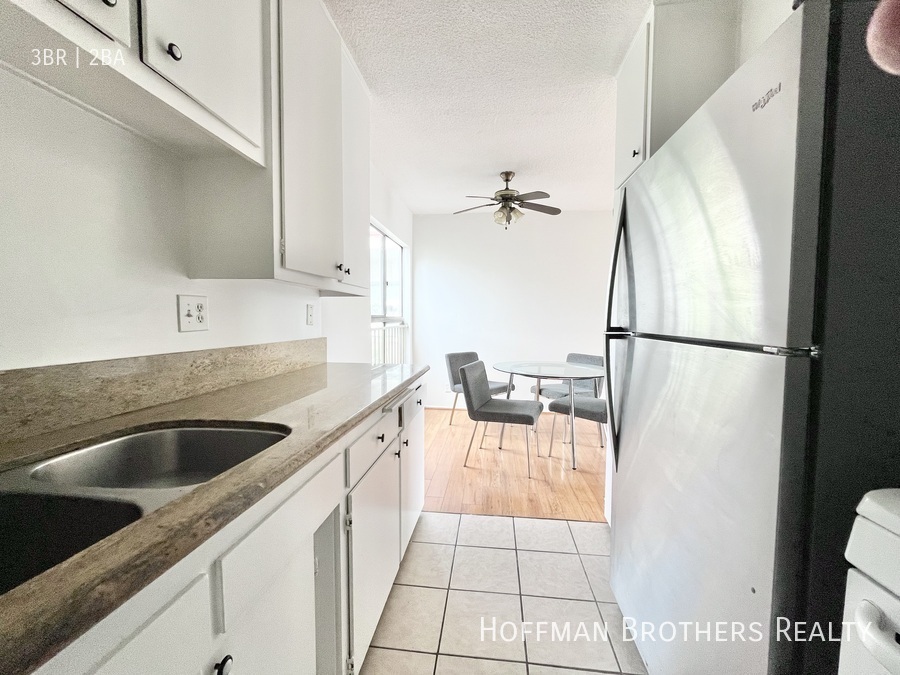 1142 N ORANGE GRV