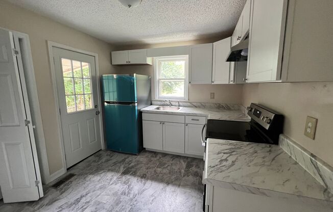 Cozy 2 Bedroom/ 1 Bath Cottage in West Nashville, Walk to Charlotte Park, Easy Interstate Access, Fenced Yard, Pet Friendly