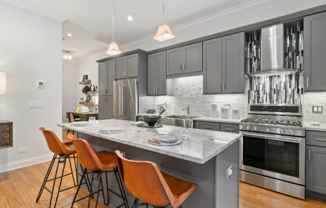 1045 W MONROE