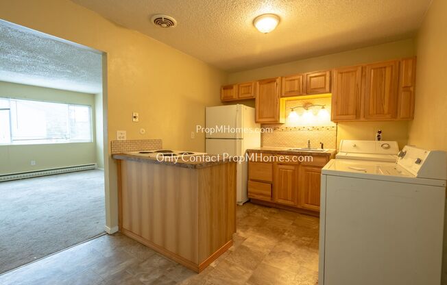 2 beds, 1 bath, $1,499, Unit 6851 N Fessenden Street Unit 4