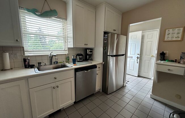 Townhouse, Central AC, 2 Parking Spots