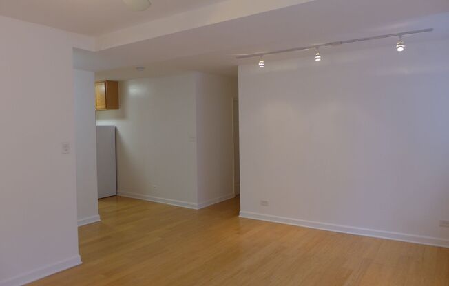 2 beds, 1 bath, 800 sqft, $1,895, Unit 300