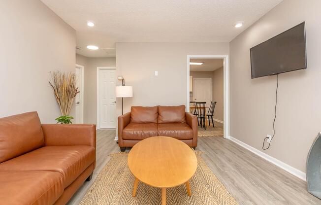 2 beds, 1 bath, 629 sqft, $924