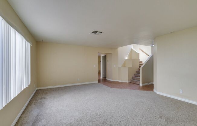 SUMMERLIN, SPACIOUS, 4 BED HOME WHITH A LARGE BACKYARD