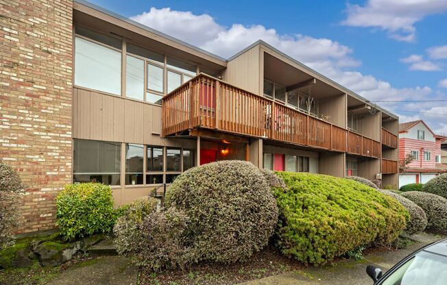 Ravenna Park Vista - Charming Urban Retreat: Spacious Studio to 2-Bedroom Homes Near Ravenna Park & University District