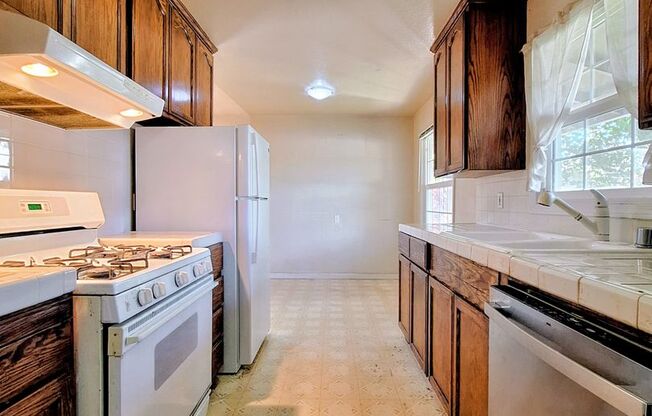 Charming 3bd Single Story House w/Attached Garage